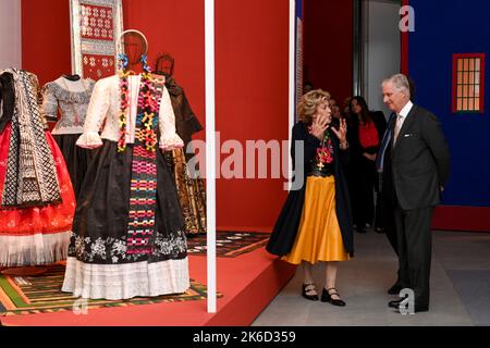 Isabelle de Borchgrave et Roi Philippe - Filip de Belgique photographié lors de l'ouverture de l'exposition 'Miradas de Mujers' (le regard féminin) aux Musées royaux des Beaux-Arts, à Bruxelles, le jeudi 13 octobre 2022. Cette exposition met en lumière la prise de Frida Kahlo par l'artiste belge Isabelle de Borchgrave. BELGA PHOTO DIRK WAEM Banque D'Images