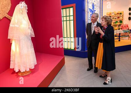 Isabelle de Borchgrave et Roi Philippe - Filip de Belgique photographié lors de l'ouverture de l'exposition 'Miradas de Mujers' (le regard féminin) aux Musées royaux des Beaux-Arts, à Bruxelles, le jeudi 13 octobre 2022. Cette exposition met en lumière la prise de Frida Kahlo par l'artiste belge Isabelle de Borchgrave. BELGA PHOTO DIRK WAEM Banque D'Images