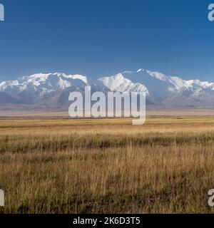 Vue du matin ensoleillée de la chaîne de montagnes Trans Alay enneigée avec le pic Lénine aka Ibn Sina dans le sud du Kirghizistan Banque D'Images