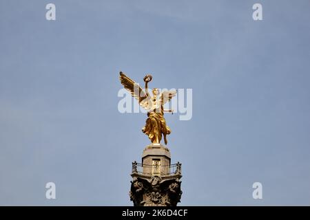 Une belle photo de l'Ange de l'indépendance sous le ciel bleu à Mexico Banque D'Images