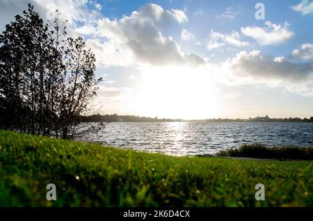 Wilhelmshaven, Allemagne. 01st octobre 2022. Les nuages se déplacent dans le ciel bleu au-dessus de la banter Voir, tandis que le soleil brille et réfléchit dans l'eau. Credit: Hauke-Christian Dittrich/dpa/Alay Live News Banque D'Images