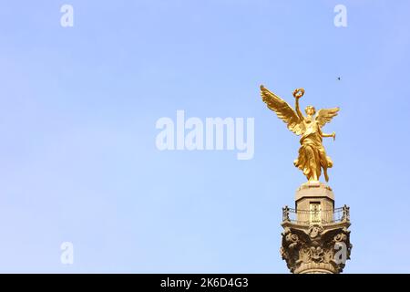 Une belle photo de l'Ange de l'indépendance sous le ciel bleu à Mexico Banque D'Images