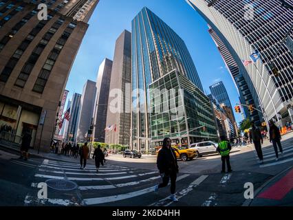 Les ajouts monolithiques de la Sixième Avenue au Rockefeller Center sont vus dimanche, 9 octobre 2022. (© Richard B. Levine) Banque D'Images