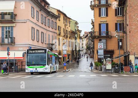 PAVIE, ITALIE - 15 MAI 2018 : c'est la rue centrale d'une vieille ville provinciale en Lombardie. Banque D'Images