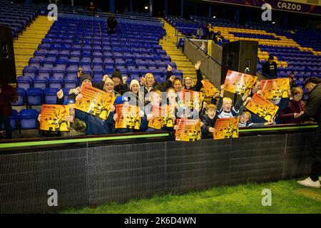 Les fans de rugby apprécient les joueurs de Papouasie-Nouvelle-Guinée tandis que Warrington accueille les Kumuls au stade Halliwell Jones à Warrington Banque D'Images