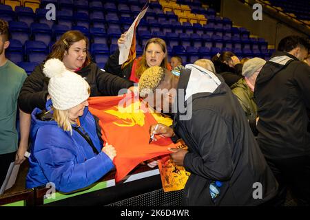 L'équipe de la Ligue de rugby de Papouasie-Nouvelle-Guinée a été accueillie à Warrington au stade Halliwell Jones, stade des Warrington Wolves Banque D'Images