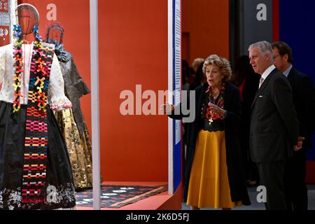 Isabelle de Borchgrave et Roi Philippe - Filip de Belgique photographié lors de l'ouverture de l'exposition 'Miradas de Mujers' (le regard féminin) aux Musées royaux des Beaux-Arts, à Bruxelles, le jeudi 13 octobre 2022. Cette exposition met en lumière la prise de Frida Kahlo par l'artiste belge Isabelle de Borchgrave. BELGA PHOTO DIRK WAEM Banque D'Images