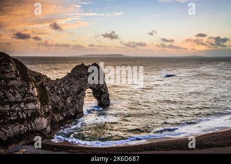 Coucher de soleil à Durdle Door en direction de Portland. Banque D'Images