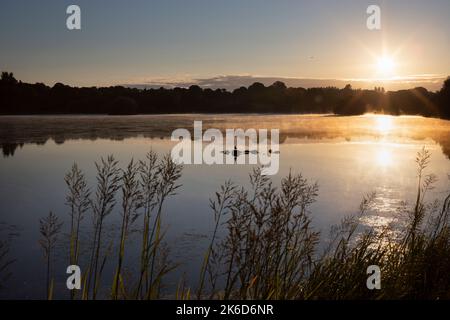 Le Loch de Linlithgow au lever du soleil en Écosse Banque D'Images