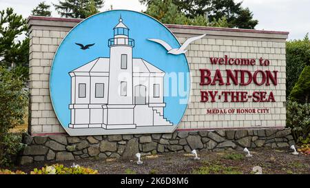 Bandon, OR, Etats-Unis - 18 septembre 2022; signe avec le logo du phare pour Bienvenue à Bandon au bord de la mer en Oregon Banque D'Images