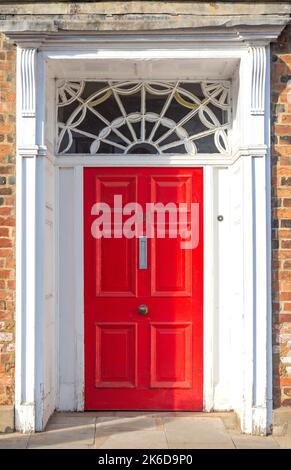 Porte rouge sur Georgian House, Watling Street, Towcester, Northamptonshire, Angleterre, Royaume-Uni Banque D'Images