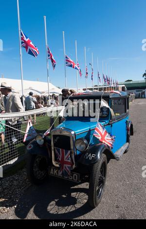 Blue Austin 7 décoré de drapeaux Union Jack pour célébrer le centenaire du lancement de la voiture en 1922, garé dans le paddock, Revival Meeting, Goodwood Banque D'Images