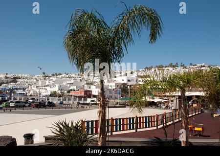 Au-dessus du port, Puerto del Carmen, Lanzarote, îles Canaries. Lanzarote a très peu de pluie et 25% d'elle est couverte de lave donc ne peut pas être cultivée Banque D'Images