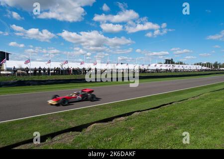 Pour célébrer 60 ans depuis que Graham Hill a remporté son premier titre de Formule 1, certaines des voitures de son illustre carrière ont pris sur la piste, Goodwood, Royaume-Uni Banque D'Images