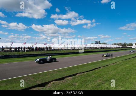 Pour célébrer 60 ans depuis que Graham Hill a remporté son premier titre de Formule 1, certaines des voitures de son illustre carrière ont pris sur la piste, Goodwood, Royaume-Uni Banque D'Images