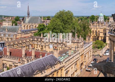 Angleterre, Oxfordshire, Oxford, Brasenose College fondé comme un collège en 1509 et vu ici de la tour de l'église de l'université de St Mary la Vierge avec le dôme vert du théâtre Sheldonian en arrière-plan. Banque D'Images