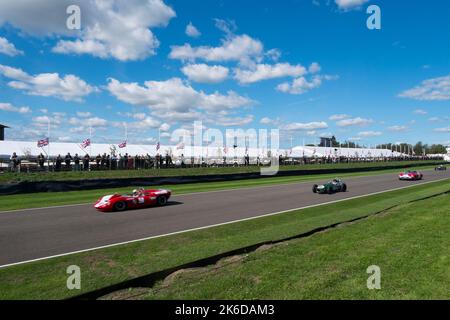 Pour célébrer 60 ans depuis que Graham Hill a remporté son premier titre de Formule 1, certaines des voitures de son illustre carrière ont pris sur la piste, Goodwood, Royaume-Uni Banque D'Images