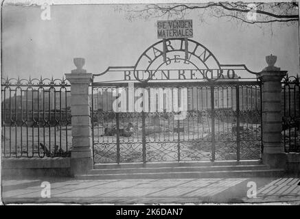 VERJA Y PUERTA DE LOS ANTIGUOS JARDINES DEL BUEN RETIRO - ENTRADA POR LA PLAZA DE CASTELAR - SIGLO XIX Lieu: RETIRO, EL. MADRID. ESPAGNE. Banque D'Images