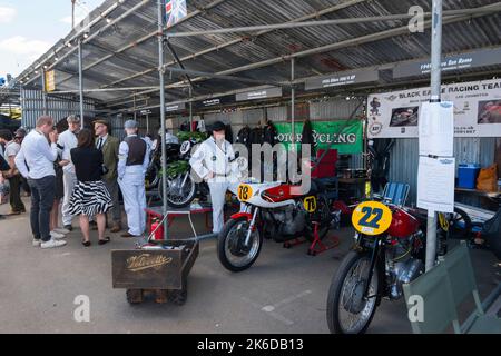 Un 1949 Gilera San Remo et un 1956 Gilera 500/4 GP motorcyles dans le paddock, BARC Revival Meeting, circuit automobile de Goodwood, Chichester, Royaume-Uni Banque D'Images