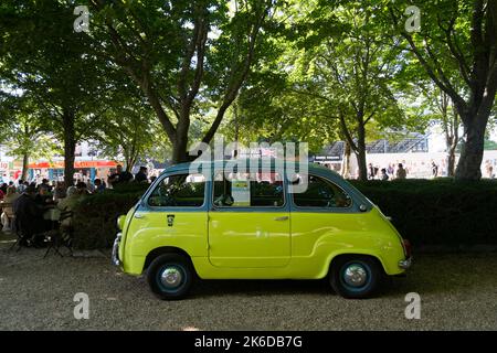 Un Fiat Multipla jaune et bleu 1950s stationné sous les arbres, BARC Revival Meeting, circuit automobile de Goodwood près de Chichester, West Sussex, Royaume-Uni Banque D'Images