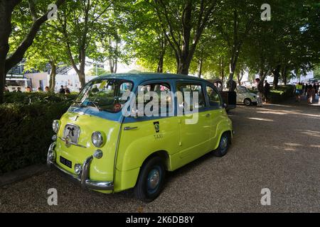 Un Fiat Multipla jaune et bleu 1950s stationné sous les arbres, BARC Revival Meeting, circuit automobile de Goodwood près de Chichester, West Sussex, Royaume-Uni Banque D'Images