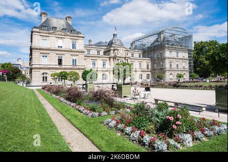 Paris, France - 27 août 2022 : jardin du Luxembourg situé entre Saint-Germain et le quartier Latin à Paris, France. Château de Luxembourg avec beau lit de fleur à l'avant Banque D'Images