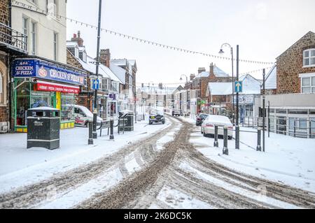 Hunstanton High Street dans la neige Banque D'Images