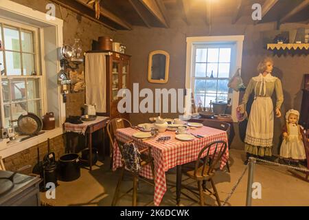 Kinsley, Kansas - le musée de la Société historique du comté d'Edwards comprend une maison de terre (intérieur illustré), des machines anciennes et d'autres objets historiques Banque D'Images