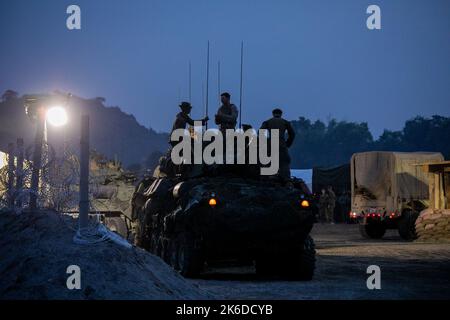 Manille, Philippines. 13th octobre 2022. LES marins AMÉRICAINS se préparent à bord de leur véhicule de reconnaissance en armes légères lors d'un exercice militaire conjoint entre les États-Unis et les Philippines baptisé « Kamandag » signifiant « coopération des guerriers de la mer » dans les CAPAS, province de Tarlac au nord de Manille, Philippines. 13 octobre 2022. Les jeux de guerre, auxquels ont participé des militaires japonais et sud-coréens, ont impliqué des exercices combinés de tirs en direct ainsi que des opérations aériennes et amphibies dans et autour des îles Philippines, dans un climat de tensions en mer de Chine méridionale et dans le détroit de Taiwan. (Credit image: © Basilio Sepe/ZUMA Pre Banque D'Images