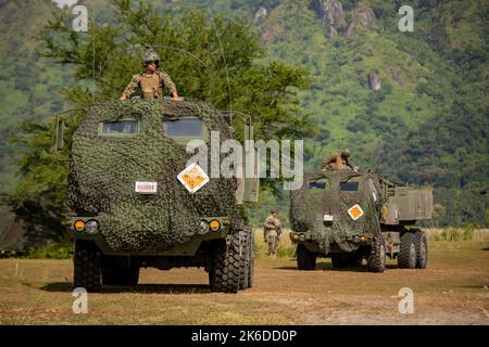 Manille, Philippines. 13th octobre 2022. Lance-camions transportant le système de fusée d'artillerie à haute mobilité (HImars) au cours d'un exercice militaire conjoint États-Unis-Philippines baptisé « Kamandag » signifiant « coopération des guerriers de la mer » dans les CAPAS, province de Tarlac au nord de Manille, Philippines. 13 octobre 2022. Les jeux de guerre, auxquels ont participé des militaires japonais et sud-coréens, ont impliqué des exercices combinés de tirs en direct ainsi que des opérations aériennes et amphibies dans et autour des îles Philippines, dans un climat de tensions en mer de Chine méridionale et dans le détroit de Taiwan. (Credit image: © Basilio se Banque D'Images