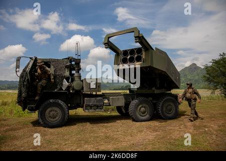 Manille, Philippines. 13th octobre 2022. LES marines AMÉRICAINES préparent un camion de lancement transportant le système de fusée d'artillerie à haute mobilité (HImars) lors d'un exercice militaire conjoint États-Unis-Philippines baptisé « Kamandag » signifiant « coopération des guerriers de la mer » dans les CAPAS, province de Tarlac, au nord de Manille, Philippines. 13 octobre 2022. Les jeux de guerre, auxquels ont participé des militaires japonais et sud-coréens, ont impliqué des exercices combinés de tirs en direct ainsi que des opérations aériennes et amphibies dans et autour des îles Philippines, dans un climat de tensions en mer de Chine méridionale et dans le détroit de Taiwan. (Image crédit : © Banque D'Images