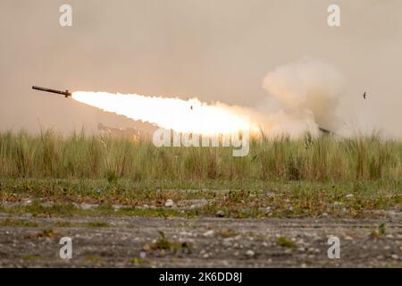 Manille, Philippines. 13th octobre 2022. Un camion de lancement lance le système de fusée d'artillerie à haute mobilité (HImars) à sa cible prévue lors d'un exercice militaire conjoint États-Unis-Philippines appelé Kamandag signifiant la coopération des guerriers de la mer dans les CAPAS, province de Tarlac. Les jeux de guerre, auxquels ont participé des militaires japonais et sud-coréens, ont impliqué des exercices combinés de tirs en direct ainsi que des opérations aériennes et amphibies dans et autour des îles Philippines, dans un climat de tensions en mer de Chine méridionale et dans le détroit de Taiwan. (Image de crédit : © Basilio Sepe/ZUMA Press Wire) Banque D'Images