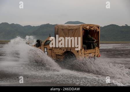 13 octobre 2022 : un MRAP américain (protégé contre les ambuissons résistants aux mines), manufs de véhicules blindés lors d'un exercice militaire conjoint entre les États-Unis et les Philippines, baptisé « Kamandag », signifiant « coopération des guerriers de la mer » dans les CAPAS, province de Tarlac, au nord de Manille, Philippines. 13 octobre 2022. Les jeux de guerre, auxquels ont participé des militaires japonais et sud-coréens, ont impliqué des exercices combinés de tirs en direct ainsi que des opérations aériennes et amphibies dans et autour des îles Philippines, dans un climat de tensions en mer de Chine méridionale et dans le détroit de Taiwan. (Image de crédit : © Basilio Sepe/ZUMA Press Wire) Banque D'Images