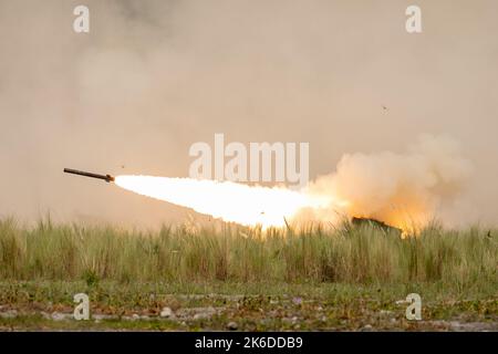 Manille, Philippines. 13th octobre 2022. Un camion de lancement lance le système de fusée d'artillerie à haute mobilité (HImars) à sa cible prévue lors d'un exercice militaire conjoint États-Unis-Philippines baptisé « Kamandag » signifiant « coopération des guerriers de la mer » dans les CAPAS, province de Tarlac, au nord de Manille, Philippines. 13 octobre 2022. Les jeux de guerre, auxquels ont participé des militaires japonais et sud-coréens, ont impliqué des exercices combinés de tirs en direct ainsi que des opérations aériennes et amphibies dans et autour des îles Philippines, dans un climat de tensions en mer de Chine méridionale et dans le détroit de Taiwan. (Image de crédit : Banque D'Images