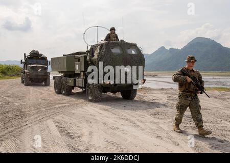 Manille, Philippines. 13th octobre 2022. Un camion de lancement transportant le système de fusée d'artillerie à haute mobilité (HImars) est ramené à la base lors d'un exercice militaire conjoint États-Unis-Philippines baptisé « Kamandag » signifiant « coopération des guerriers de la mer » dans les CAPAS, province de Tarlac, au nord de Manille, Philippines. 13 octobre 2022. Les jeux de guerre auxquels ont participé des militaires japonais et sud-coréens ont impliqué des exercices combinés de tirs en direct, ainsi que des opérations aériennes et amphibies dans et autour des îles Philippines, dans un climat de tensions en mer de Chine méridionale et dans le détroit de Taiwan. (Crédit Imag Banque D'Images