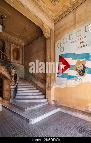 Ancien palais en ruines avec un drapeau cubain et des slogans révolutionnaires à la Havane Banque D'Images