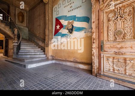 Ancien palais en ruines avec un drapeau cubain et des slogans révolutionnaires à la Havane Banque D'Images