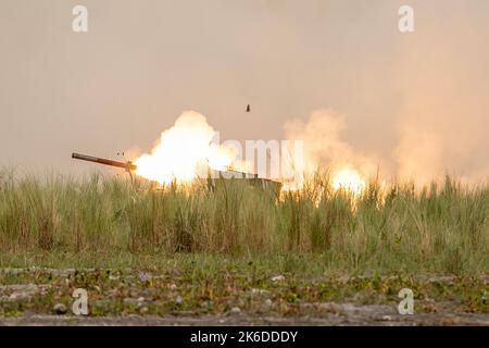 Manille, Philippines. 13th octobre 2022. Un camion de lancement lance le système de fusée d'artillerie à haute mobilité (HImars) à sa cible prévue lors d'un exercice militaire conjoint États-Unis-Philippines baptisé « Kamandag » signifiant « coopération des guerriers de la mer » dans les CAPAS, province de Tarlac, au nord de Manille, Philippines. 13 octobre 2022. Les jeux de guerre, auxquels ont participé des militaires japonais et sud-coréens, ont impliqué des exercices combinés de tirs en direct ainsi que des opérations aériennes et amphibies dans et autour des îles Philippines, dans un climat de tensions en mer de Chine méridionale et dans le détroit de Taiwan. (Image de crédit : Banque D'Images