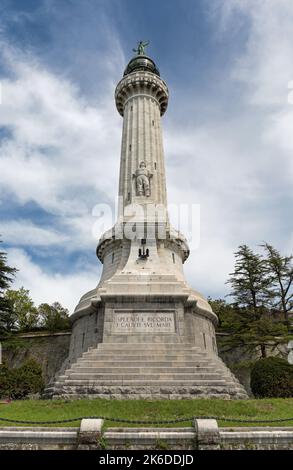 Faro della Vittoria (phare de la victoire) avec statue de la victoire aigée - Trieste, Friuli Venezia Giulia, Italie Banque D'Images