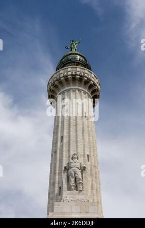 Faro della Vittoria (phare de la victoire) avec statue de la victoire aigée - Trieste, Friuli Venezia Giulia, Italie Banque D'Images