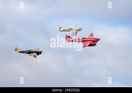 De Havilland DH.88 Comet, Percival Mew Gull & Miles Hawk Speed six, en vol au salon de l'aéronautique du jour de la course qui s'est tenu à Shuttleworth le 2nd octobre 2022 Banque D'Images