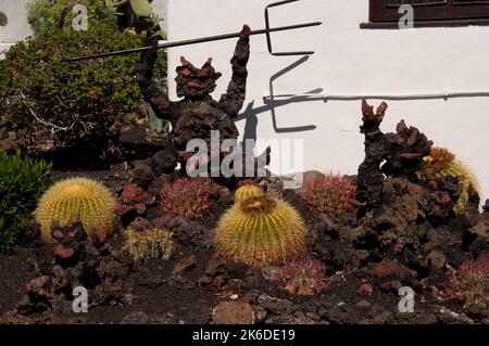 Jardin avec Cacti et le diable représentant les volcans, Puerta del Carmen, Lanzarote, îles Canaries. Lanzarote a très peu de pluie et 25% de lui est Banque D'Images