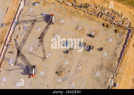 Construction de fondations de pieux verticales sur avec pompe montée sur camion forage de sol sous les colonnes mettant le béton, la terre sueur dans les pieux Banque D'Images