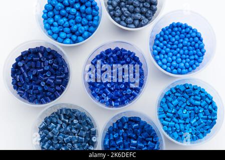 différents granulés de résine plastique bleu pour le processus de moulage par injection dans différents types de granulés Banque D'Images