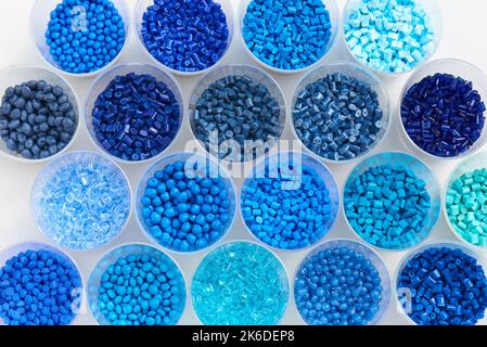 différents granulés de résine plastique bleu pour le processus de moulage par injection dans différents types de granulés Banque D'Images