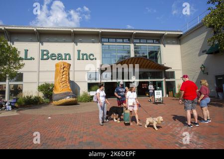 Les acheteurs quittent le magasin phare LL Bean à Freeport, Maine, en septembre 2022. Banque D'Images