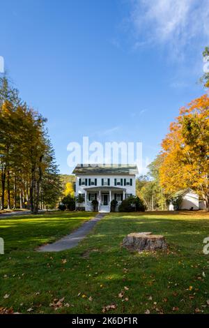 Lackawaxen, PA / Etats-Unis - 12 octobre 2022: 1870 Roebling Inn Bed and Breakfast sur le fleuve Delaware, un brillant matin d'automne Banque D'Images