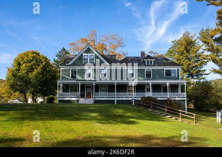 Lackawaxen, PA / Etats-Unis - 12 octobre 2022: Musée Zane Gray sur le fleuve Delaware à Lackawaxen un brillant matin d'automne Banque D'Images