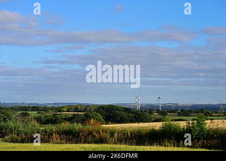 Vue sur le paysage plat de la vallée de Severn avec les éoliennes d'Avonmouth au loin, au Royaume-Uni Banque D'Images