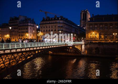 Paris, France - 27 août 2022: Paris paysage urbain de nuit, vue sur le pont et les beaux bâtiments de l'autre côté de la Seine, attention sélective Banque D'Images
